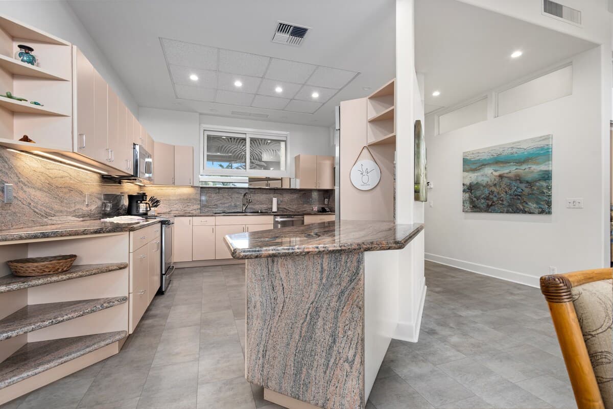 Condo in Lahaina · ★5.0 · 2 bedrooms · 3 beds · 2.5 baths - Photo 4