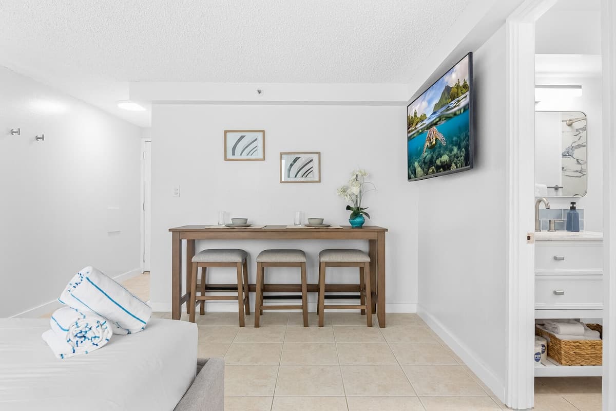 Condo in Honolulu · ★4.56 · 1 bedroom · 1 bed · 1 private bath - Photo 3