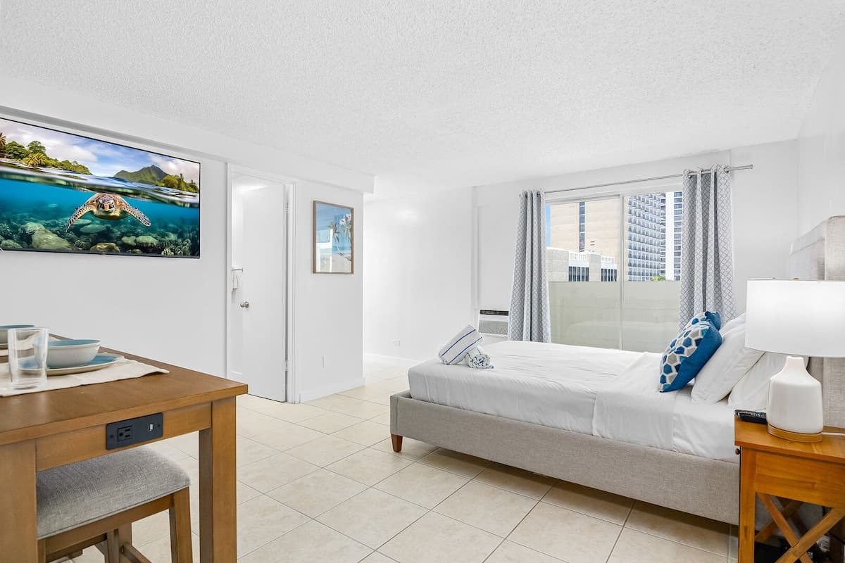 Condo in Honolulu · ★4.56 · 1 bedroom · 1 bed · 1 private bath - Photo 5