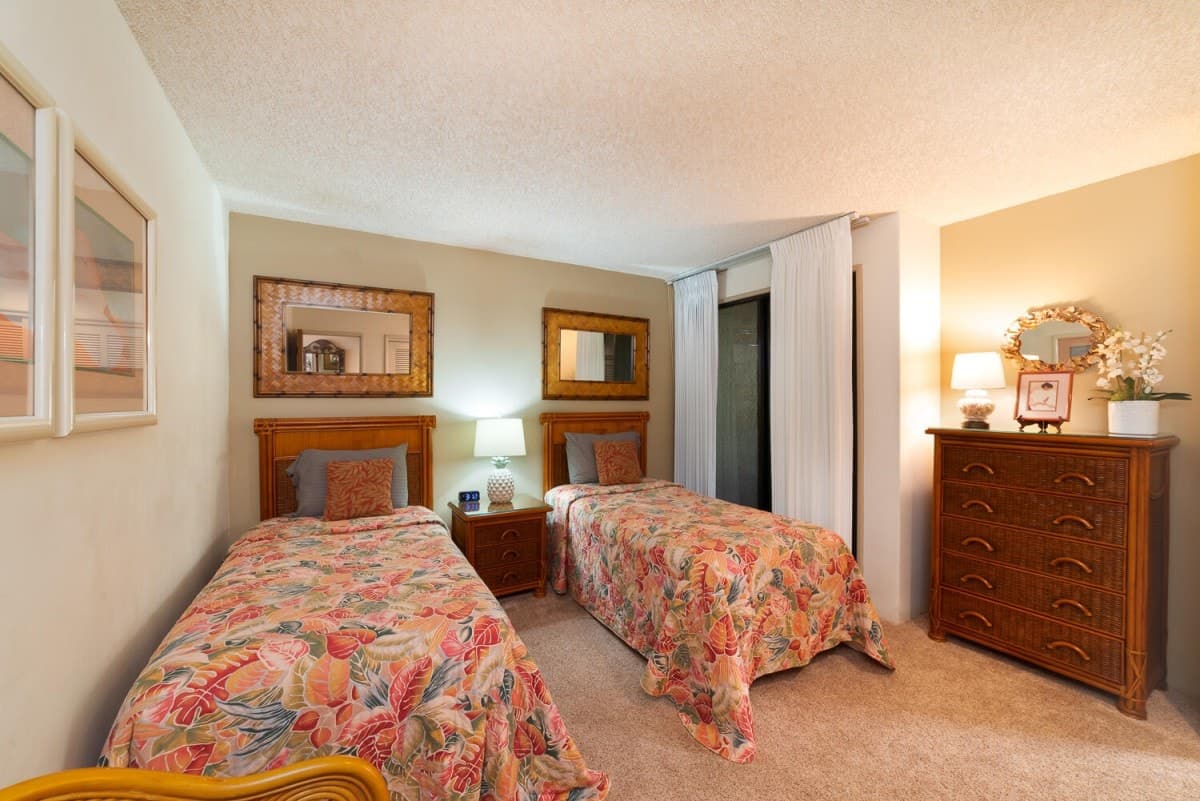 Condo in Lahaina · ★5.0 · 2 bedrooms · 4 beds · 2 baths - Photo 5