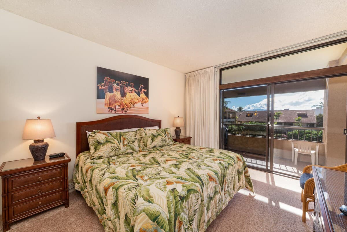 Condo in Lahaina · ★5.0 · 2 bedrooms · 4 beds · 2 baths - Photo 4
