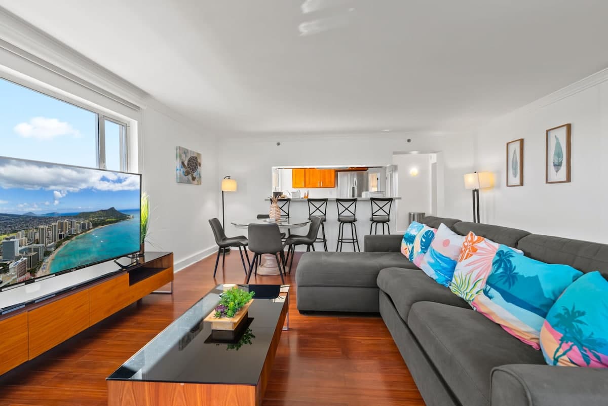 *Honu Hale: Penthouse 2 BDR Ocean View Waikiki* - Photo 2