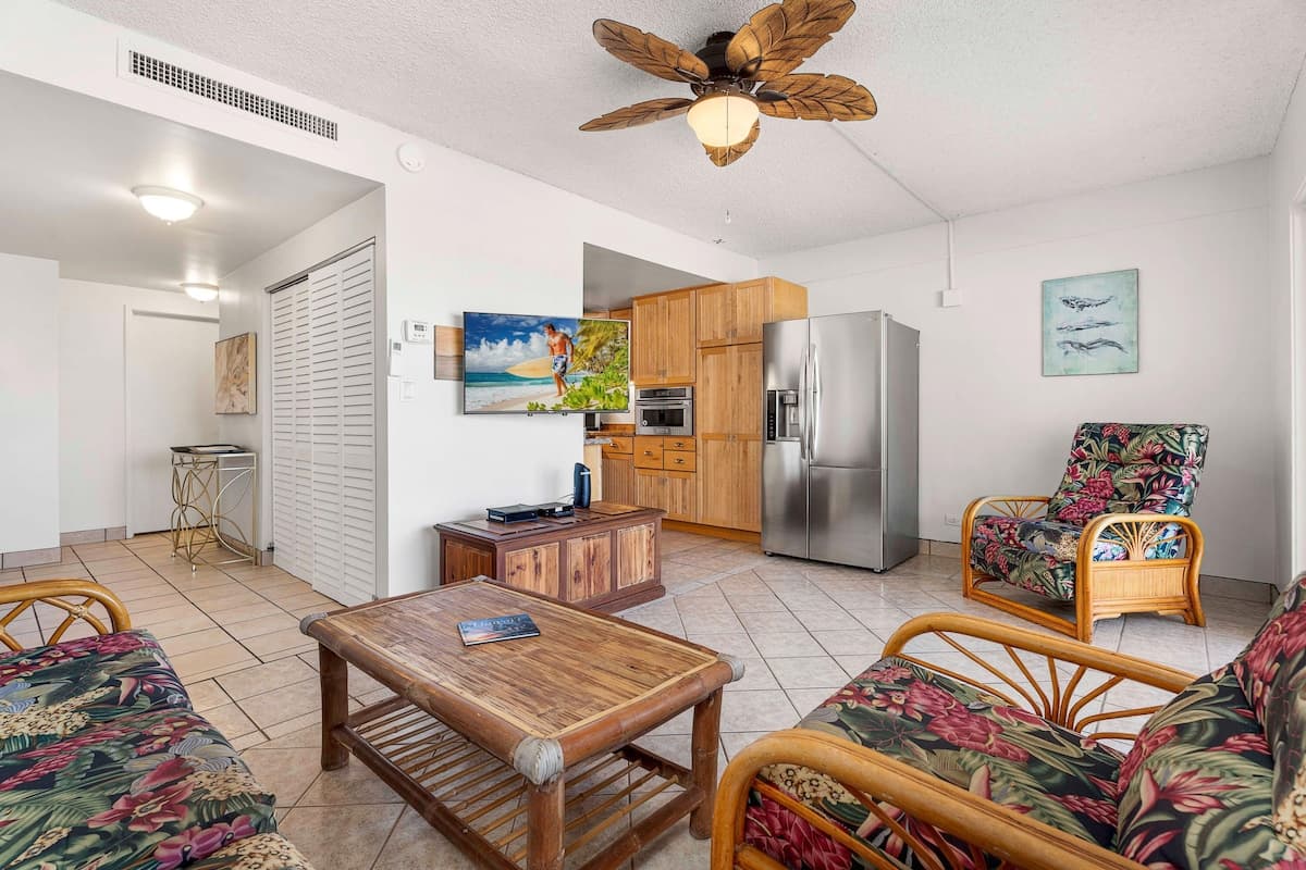 Condo in Kailua-Kona · ★5.0 · 1 bedroom · 2 beds · 1 private bath - Photo 2