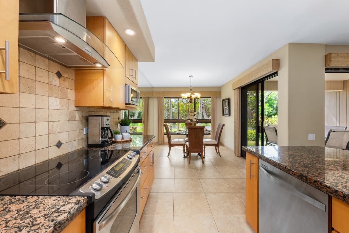 Condo in Lahaina · ★4.68 · 2 bedrooms · 2 beds · 2 baths - Photo 3