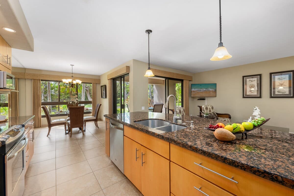 Condo in Lahaina · ★4.68 · 2 bedrooms · 2 beds · 2 baths - Photo 4