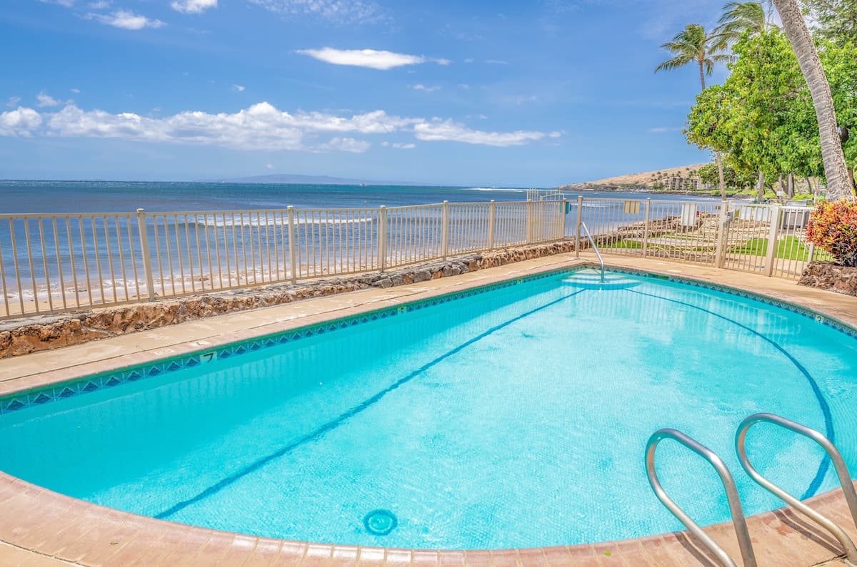 Condo in Wailuku · ★4.95 · 1 bedroom · 2 beds · 1 shared bath - Photo 5