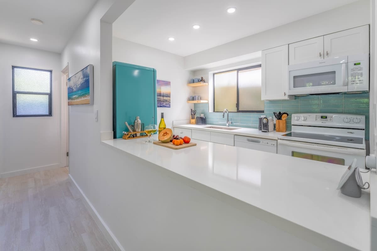 Condo in Wailuku · ★4.95 · 1 bedroom · 2 beds · 1 shared bath - Photo 4