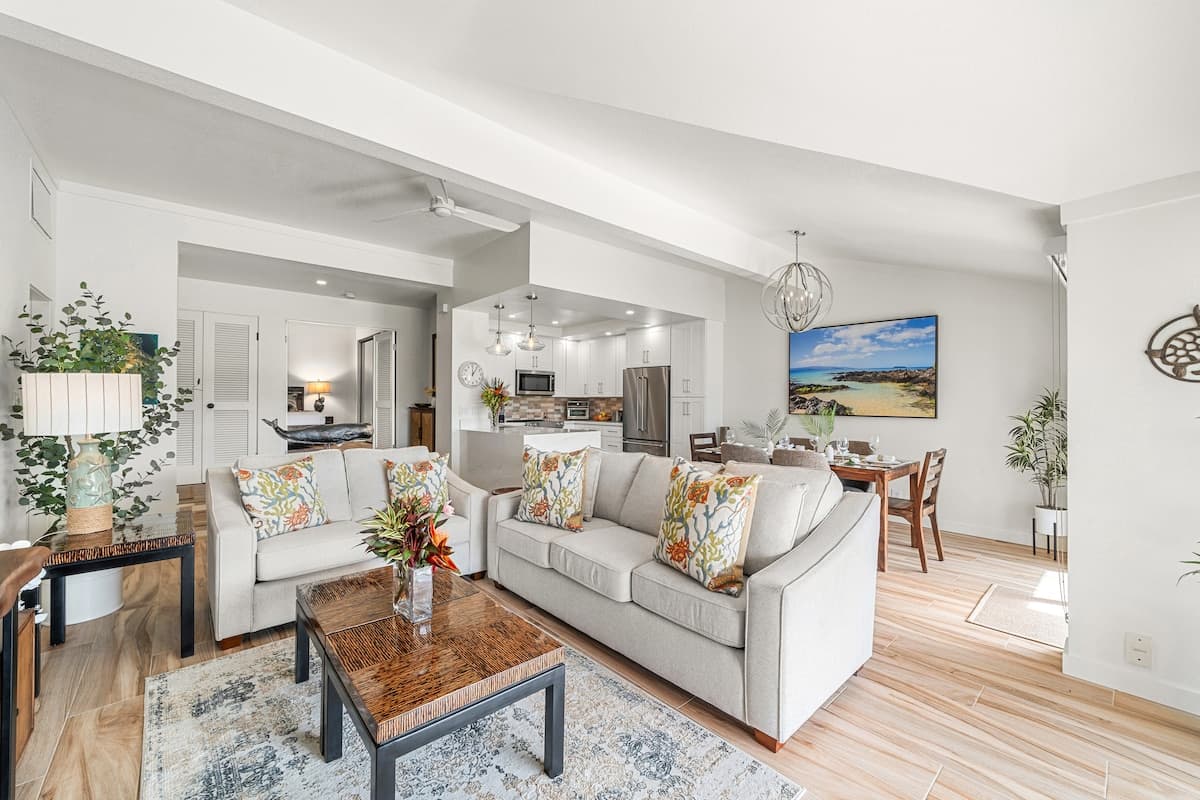 Home in Lahaina · ★5.0 · 2 bedrooms · 3 beds · 2 baths - Photo 2