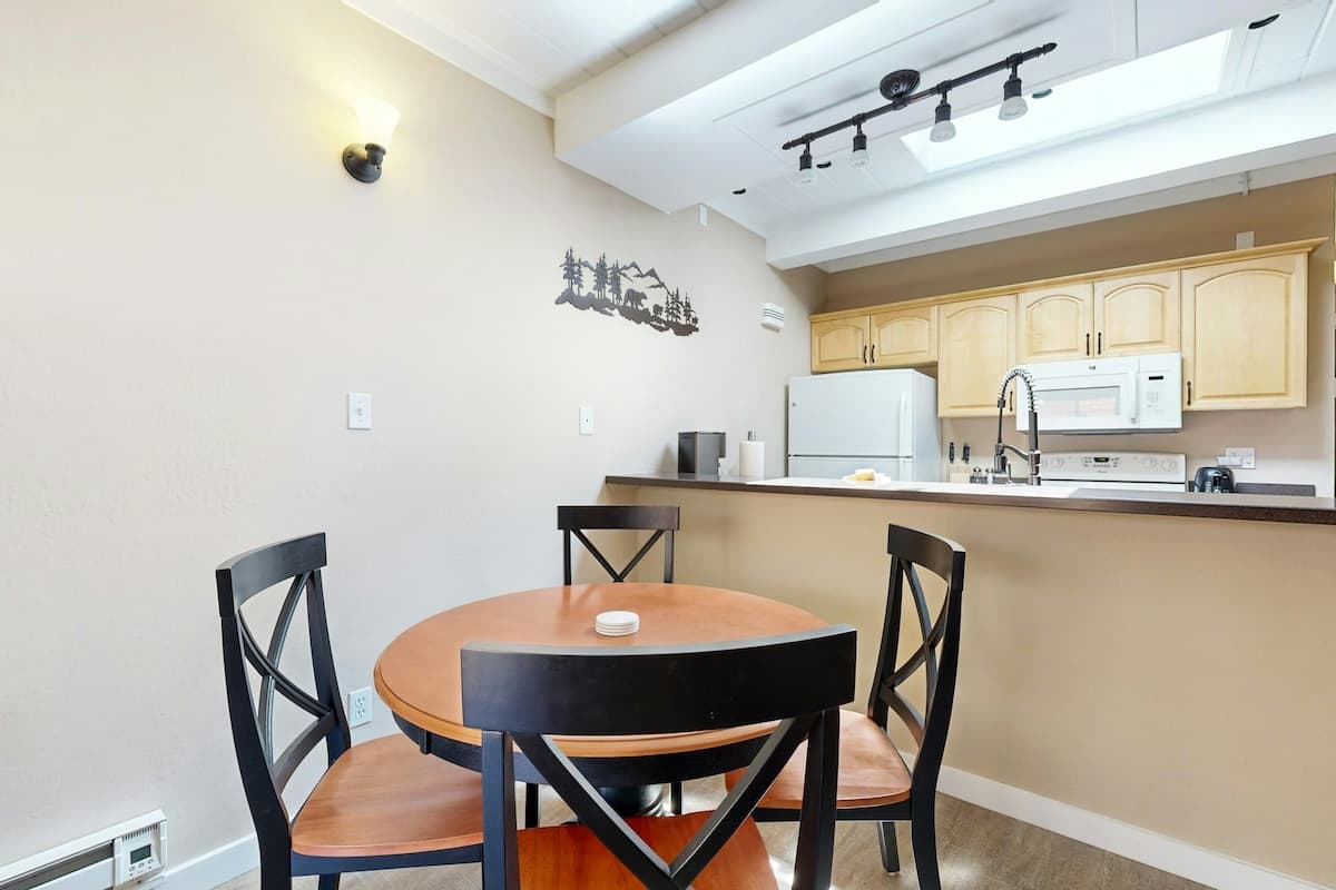 Condo in Incline Village · ★4.56 · 3 bedrooms · 3 beds · 2 private baths - Photo 4