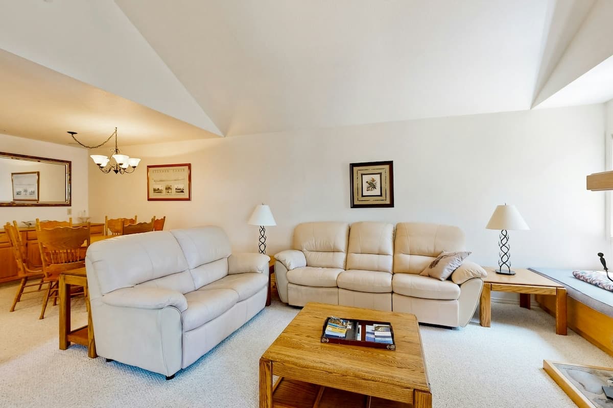 Townhouse in Incline Village · ★4.11 · 2 bedrooms · 2 beds · 2 private baths - Photo 4