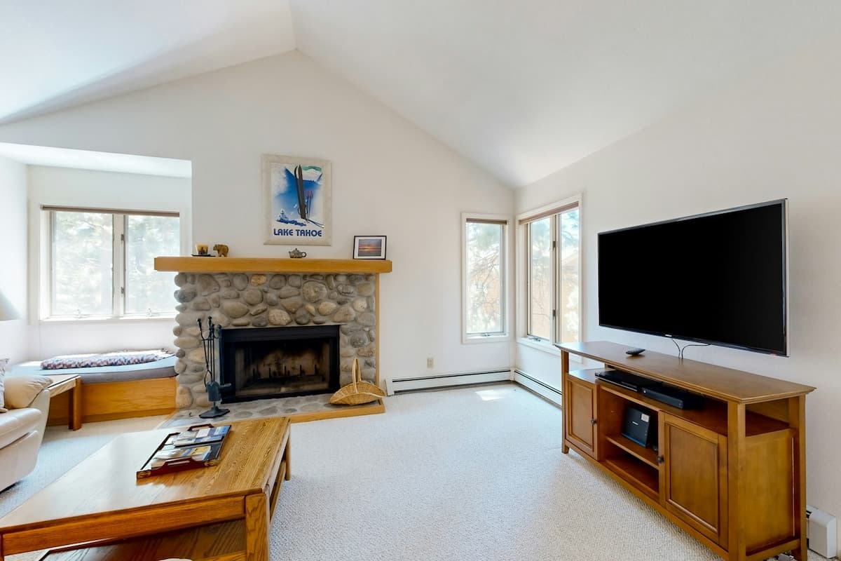 Townhouse in Incline Village · ★4.11 · 2 bedrooms · 2 beds · 2 private baths - Photo 5