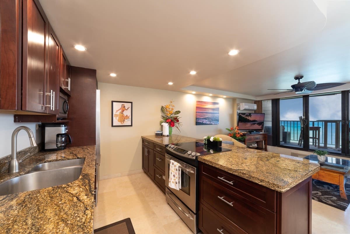Condo in Lahaina · ★4.83 · 1 bedroom · 2 beds · 1 bath - Photo 3