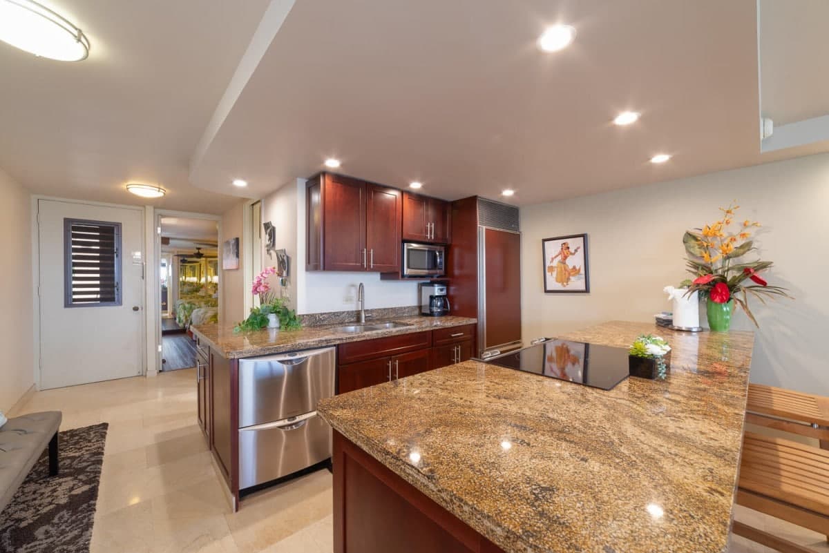 Condo in Lahaina · ★4.83 · 1 bedroom · 2 beds · 1 bath - Photo 2