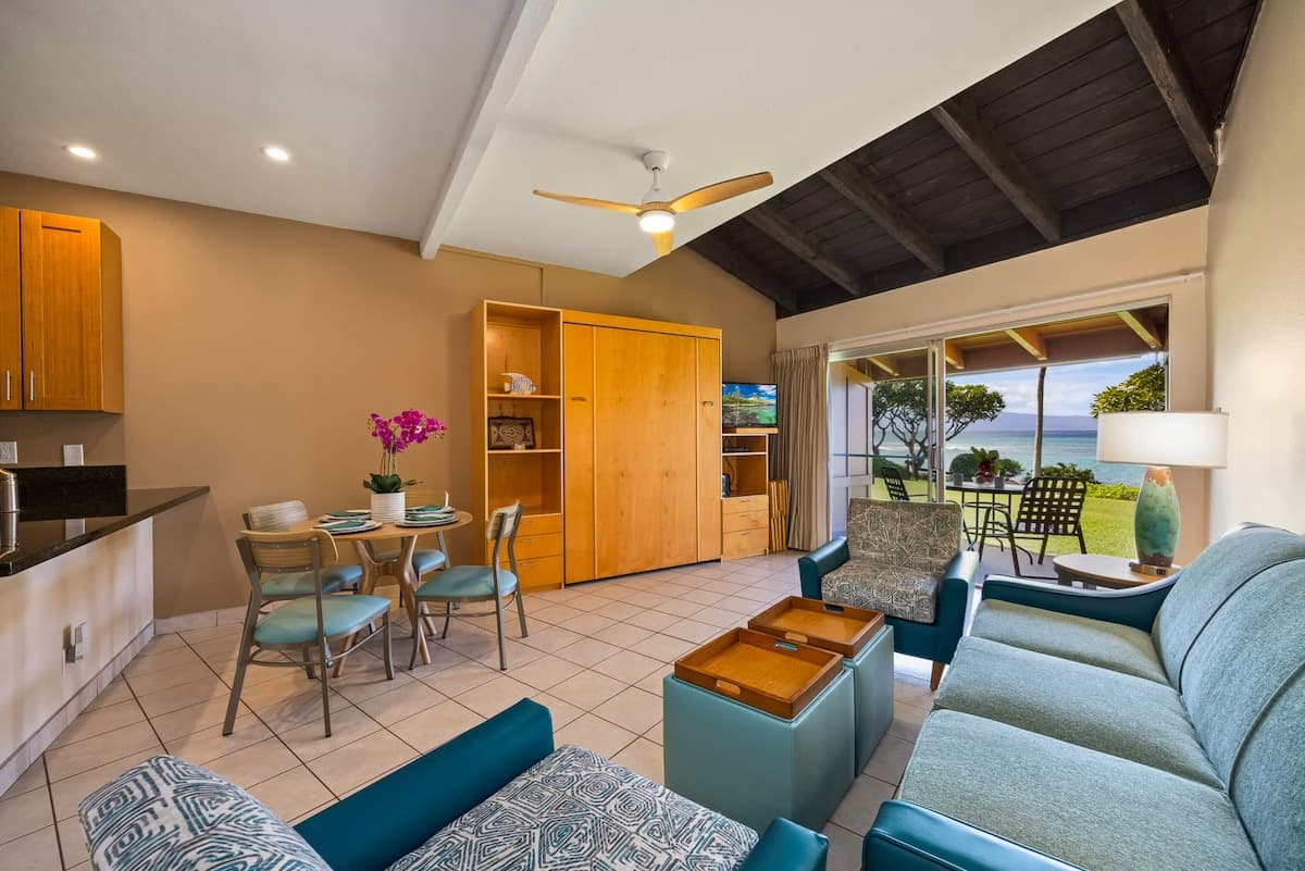 Condo in Lahaina · ★5.0 · 1 bedroom · 2 beds · 1 shared bath - Photo 5