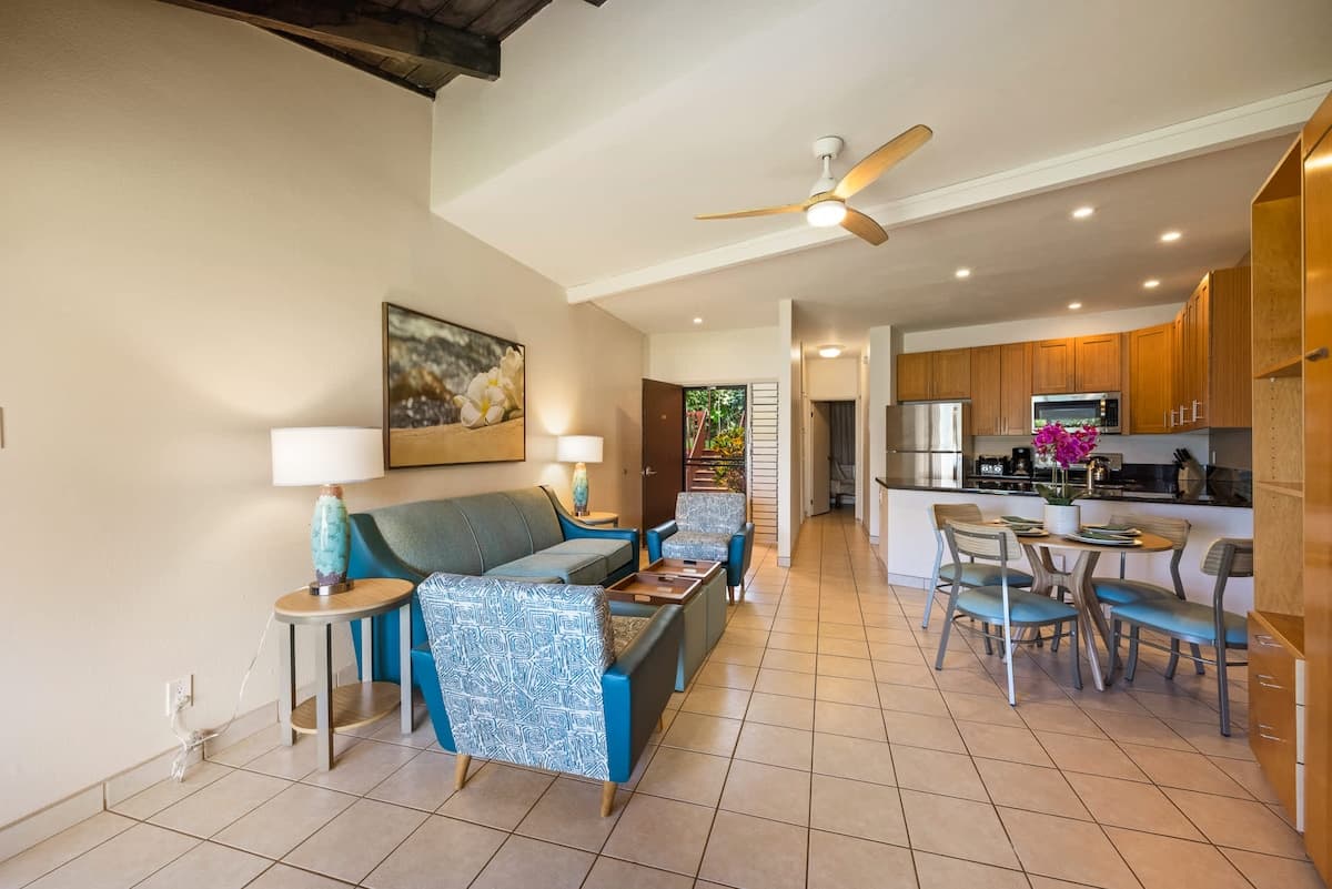 Condo in Lahaina · ★5.0 · 1 bedroom · 2 beds · 1 shared bath - Photo 4