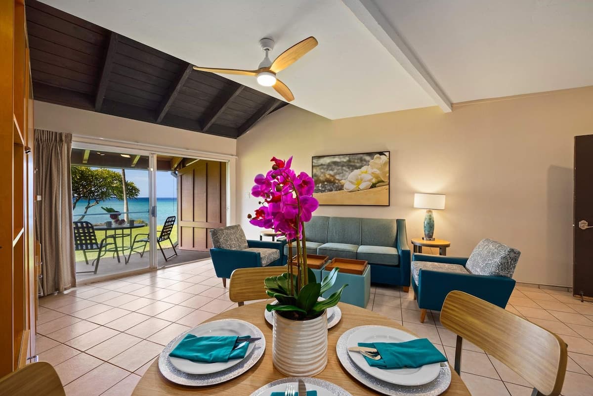 Condo in Lahaina · ★5.0 · 1 bedroom · 2 beds · 1 shared bath - Photo 3