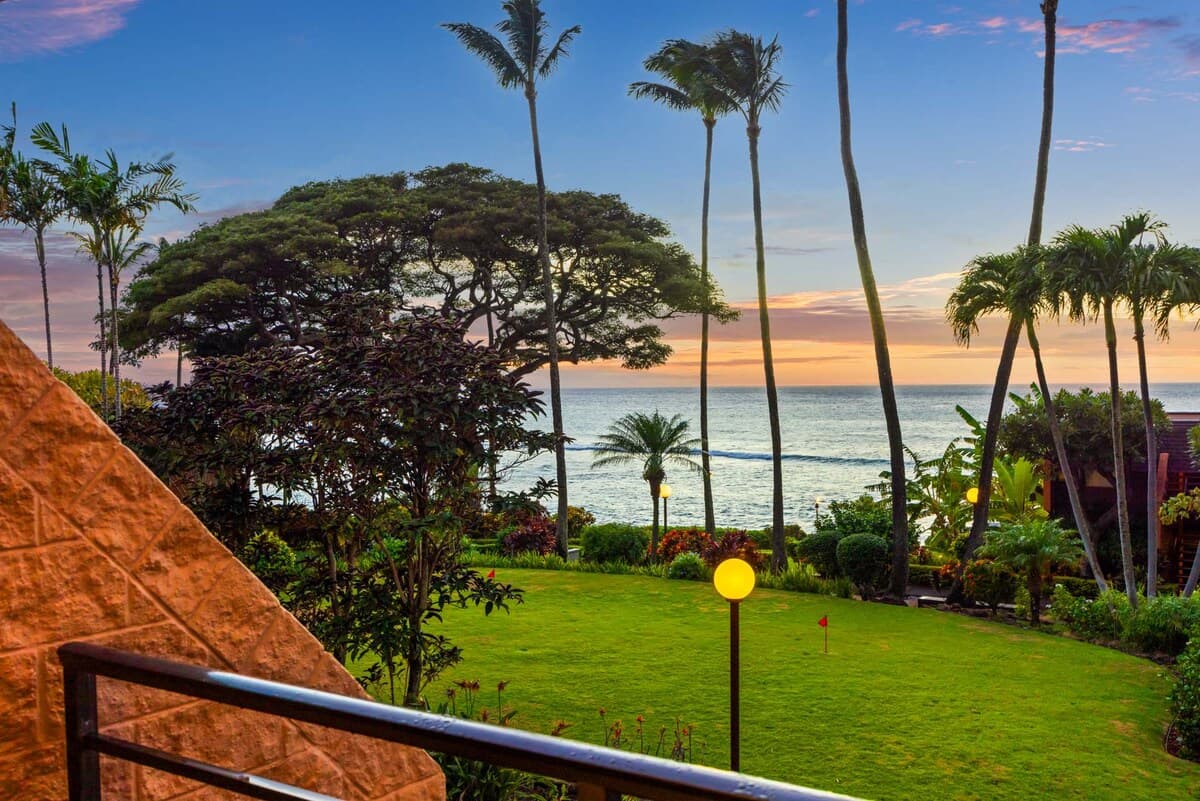Condo in Lahaina · ★4.83 · 1 bedroom · 2 beds · 1 shared bath - Photo 1
