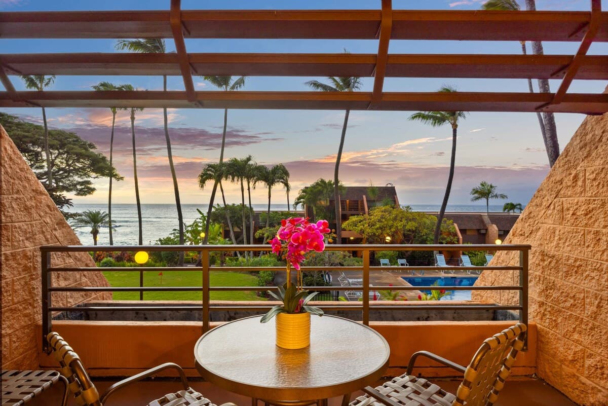 Condo in Lahaina · ★4.83 · 1 bedroom · 2 beds · 1 shared bath - Photo 4