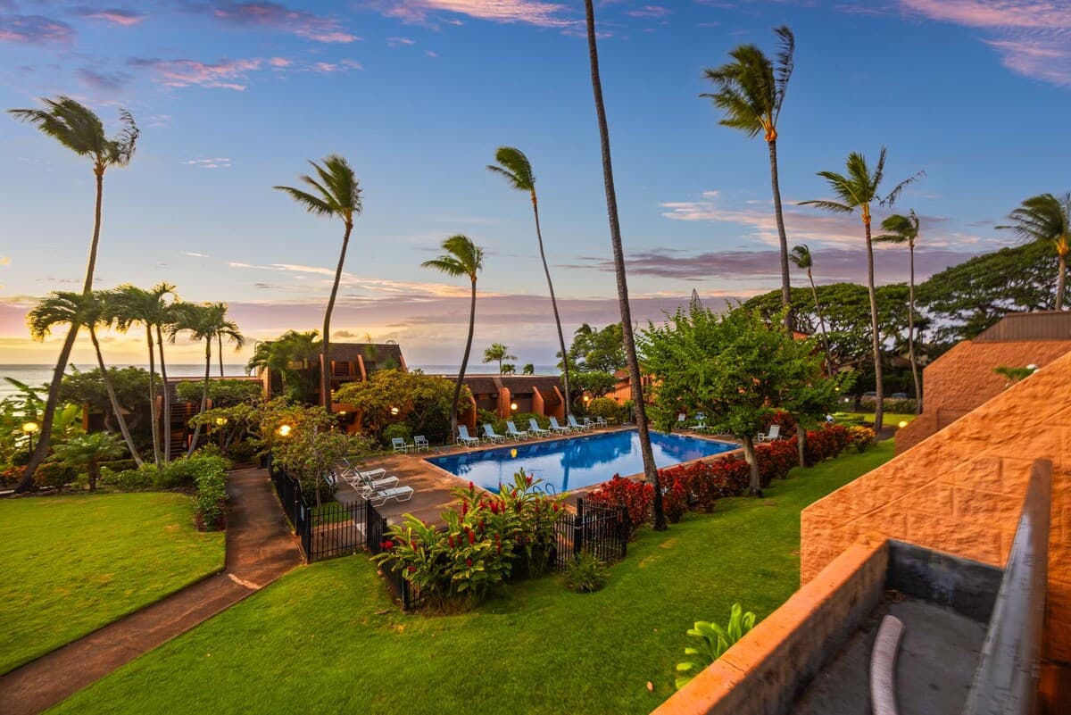 Condo in Lahaina · ★4.83 · 1 bedroom · 2 beds · 1 shared bath - Photo 2