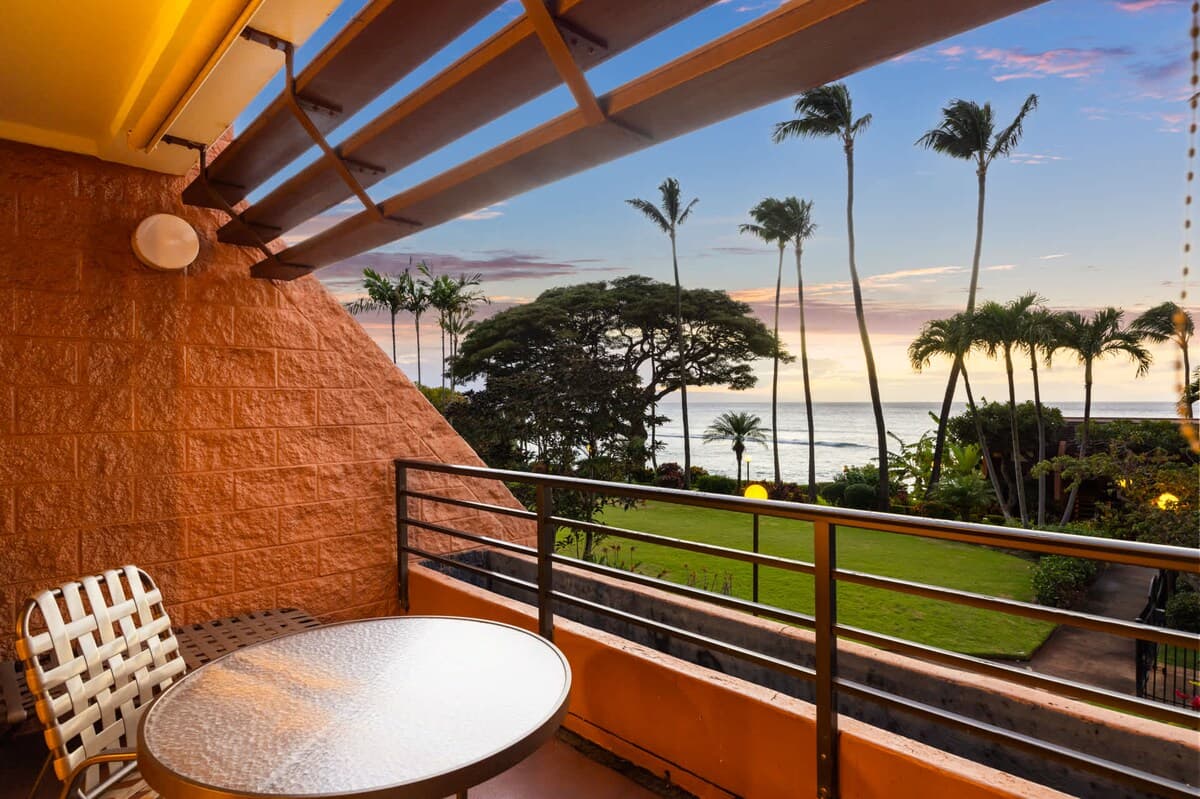 Condo in Lahaina · ★4.83 · 1 bedroom · 2 beds · 1 shared bath - Photo 3