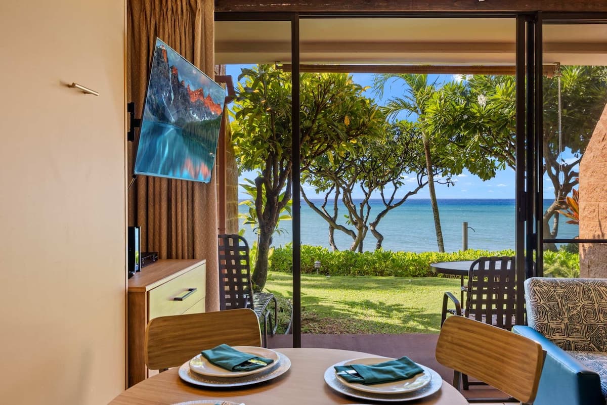 Condo in Lahaina · ★4.67 · 1 bedroom · 2 beds · 1 shared bath - Photo 4