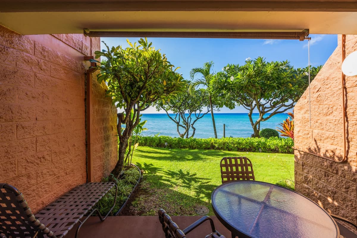 Condo in Lahaina · ★4.67 · 1 bedroom · 2 beds · 1 shared bath - Photo 2