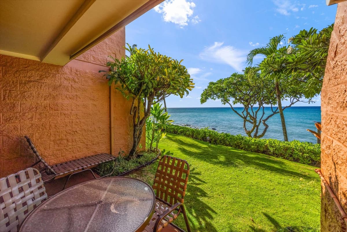 Condo in Lahaina · ★4.67 · 1 bedroom · 2 beds · 1 shared bath - Photo 3