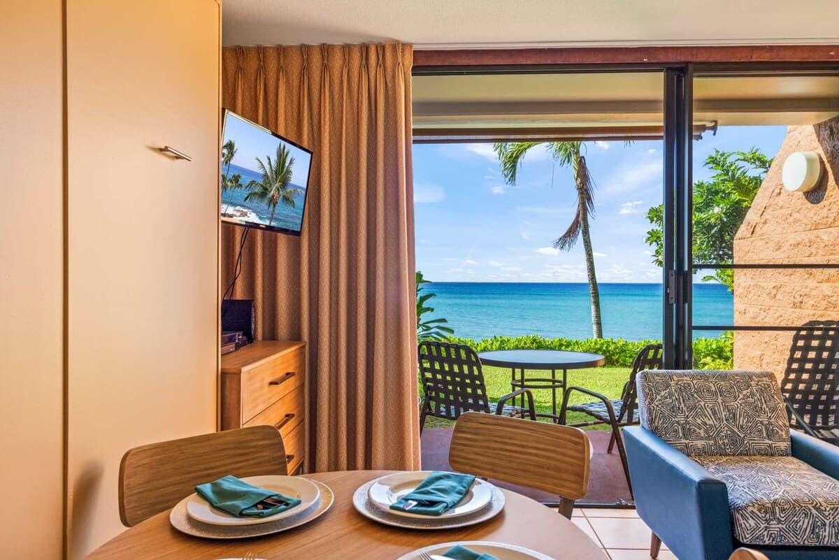 Condo in Lahaina · ★4.89 · 1 bedroom · 2 beds · 1 private bath - Photo 4