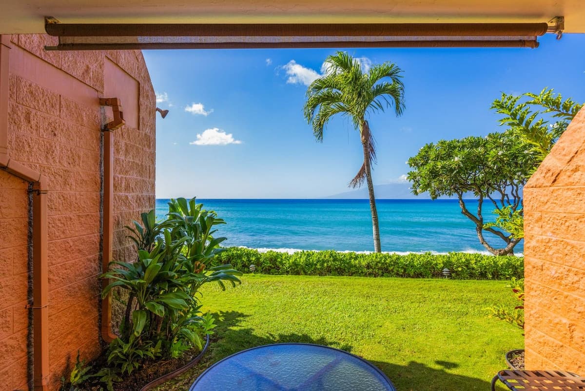 Condo in Lahaina · ★4.89 · 1 bedroom · 2 beds · 1 private bath - Photo 2