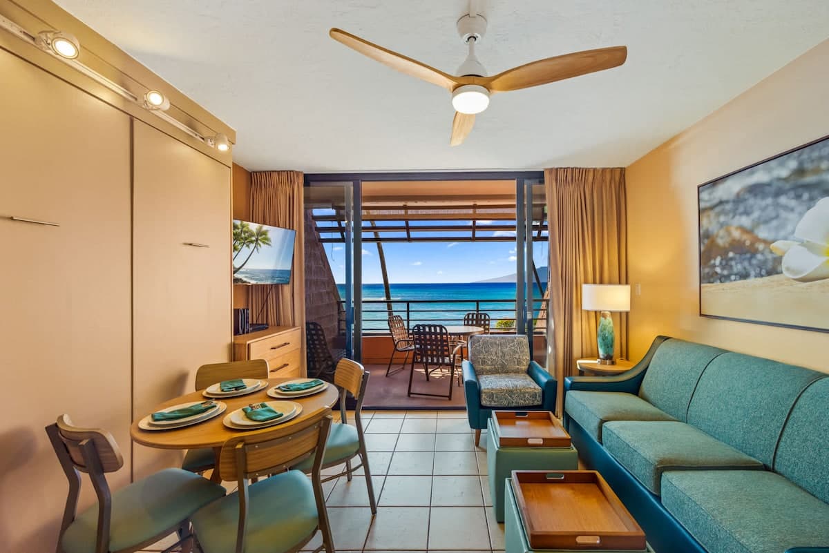 Condo in Lahaina · ★4.86 · 1 bedroom · 2 beds · 1 shared bath - Photo 1
