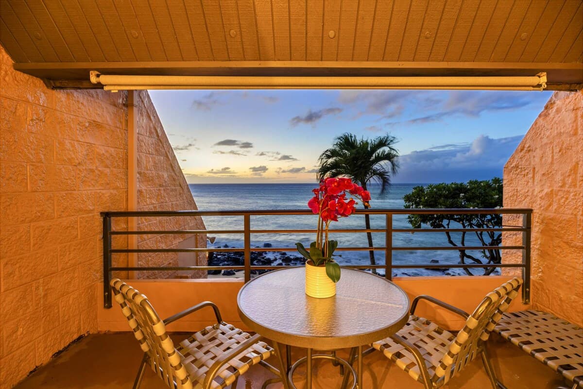 Condo in Lahaina · ★4.86 · 1 bedroom · 2 beds · 1 shared bath - Photo 2