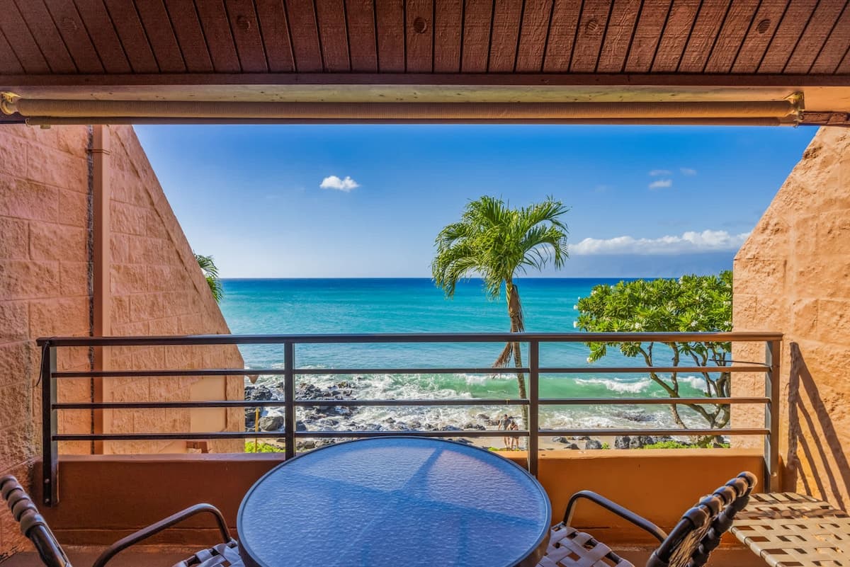Condo in Lahaina · ★4.86 · 1 bedroom · 2 beds · 1 shared bath - Photo 3
