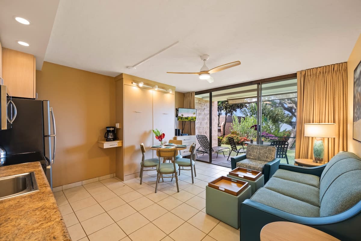 Condo in Lahaina · ★4.89 · 1 bedroom · 2 beds · 1 shared bath - Photo 5