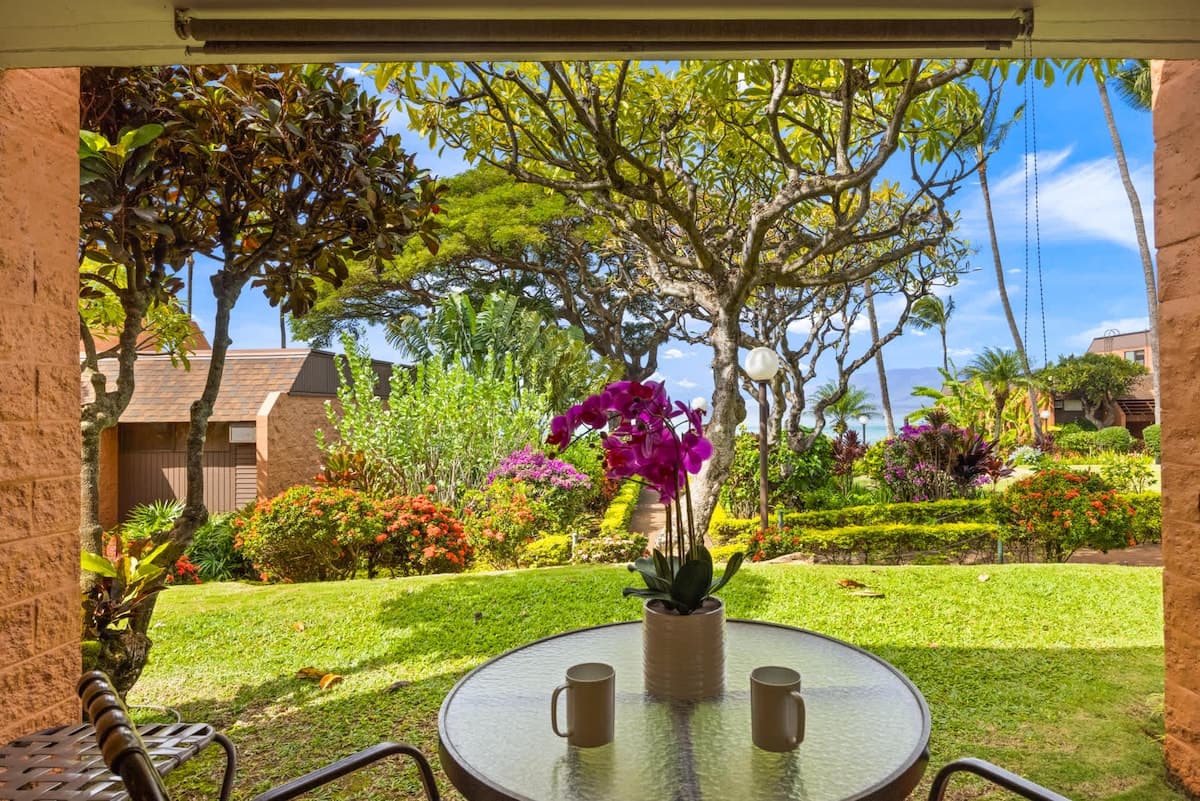 Condo in Lahaina · ★4.89 · 1 bedroom · 2 beds · 1 shared bath - Photo 2