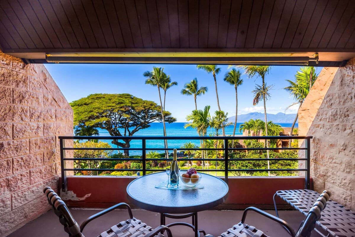 Condo in Lahaina · ★4.95 · 1 bedroom · 2 beds · 1 shared bath - Photo 2