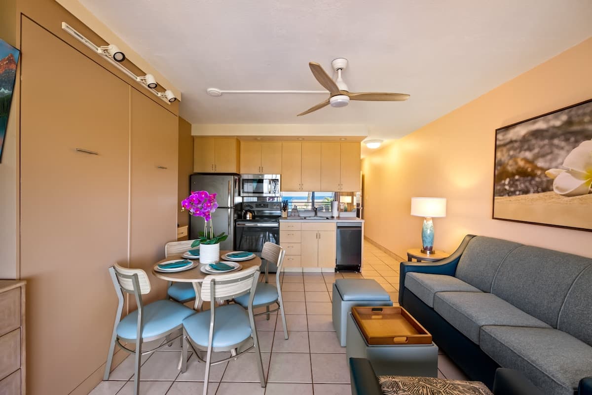 Condo in Lahaina · ★4.95 · 1 bedroom · 2 beds · 1 shared bath - Photo 5