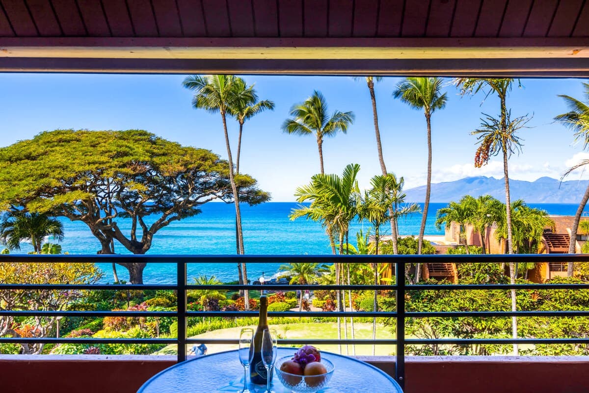 Condo in Lahaina · ★4.95 · 1 bedroom · 2 beds · 1 shared bath - Photo 3