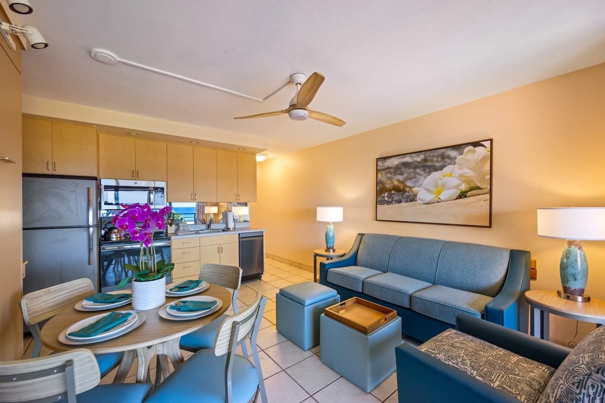 Condo in Lahaina · ★4.95 · 1 bedroom · 2 beds · 1 shared bath - Photo 4