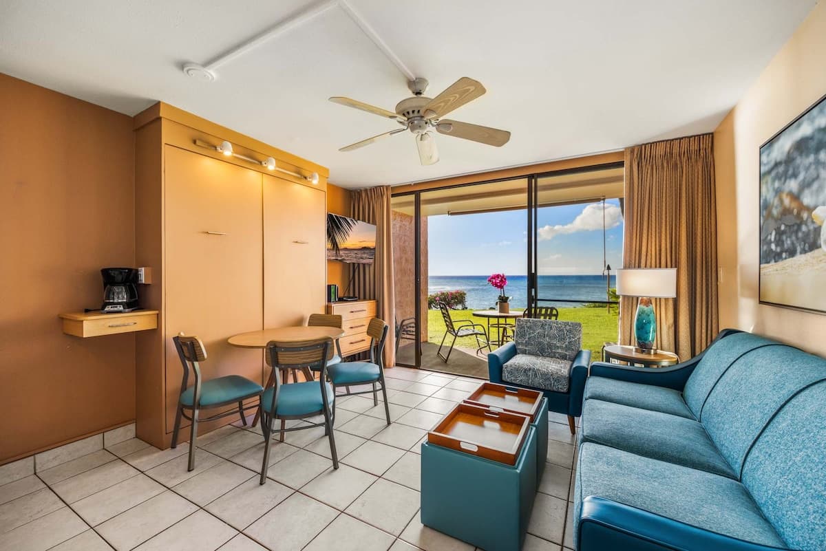 Condo in Lahaina · ★4.73 · 1 bedroom · 2 beds · 1 shared bath - Photo 3