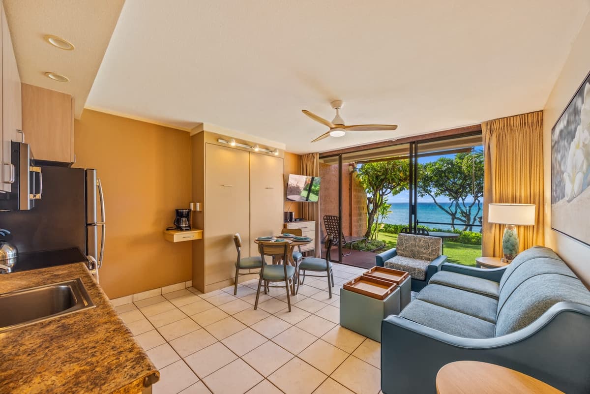 Condo in Lahaina · ★4.73 · 1 bedroom · 2 beds · 1 shared bath - Photo 5