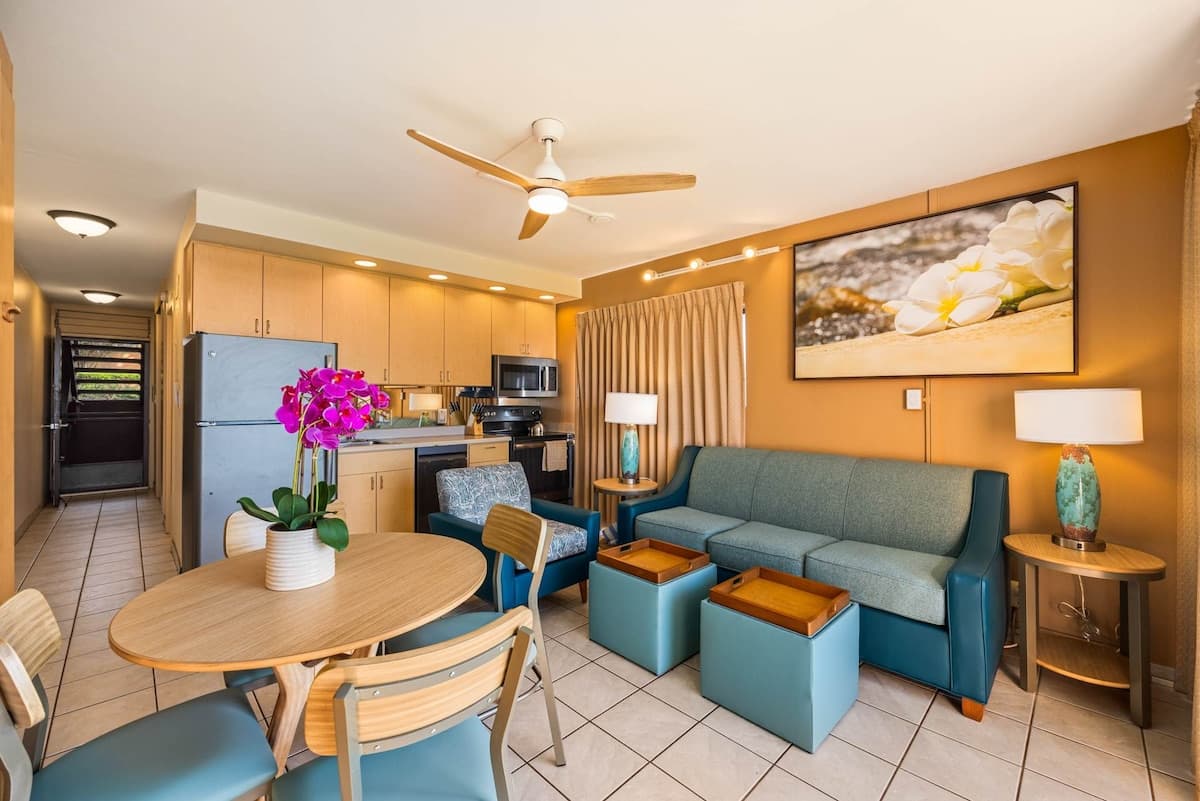 Condo in Lahaina · ★5.0 · 1 bedroom · 2 beds · 1 shared bath - Photo 4