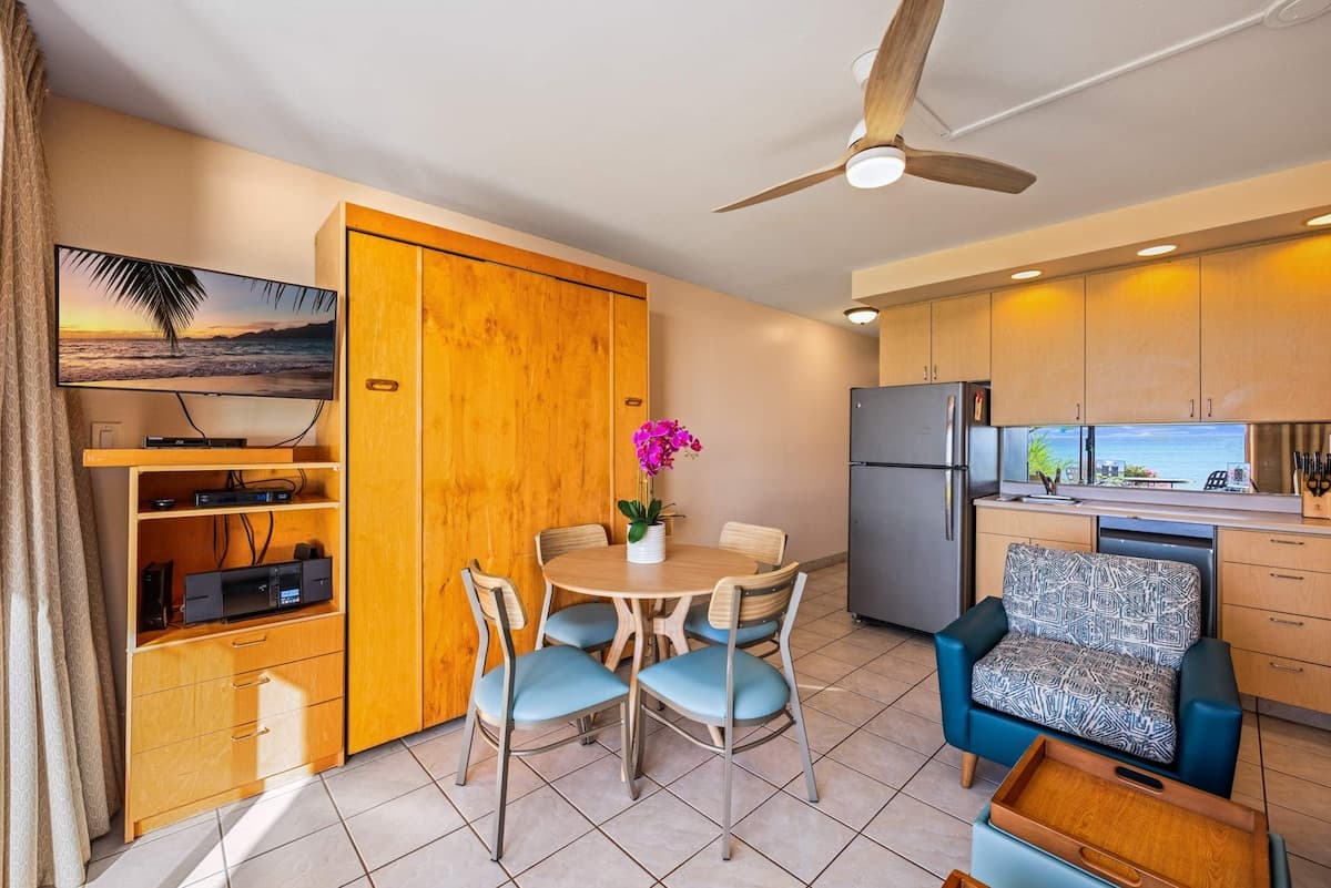 Condo in Lahaina · ★5.0 · 1 bedroom · 2 beds · 1 shared bath - Photo 3