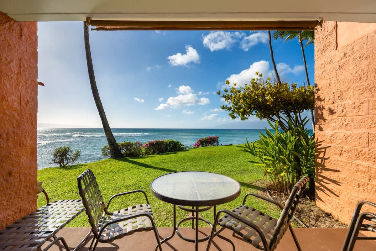 Condo in Lahaina · ★5.0 · 1 bedroom · 2 beds · 1 shared bath - Photo 2