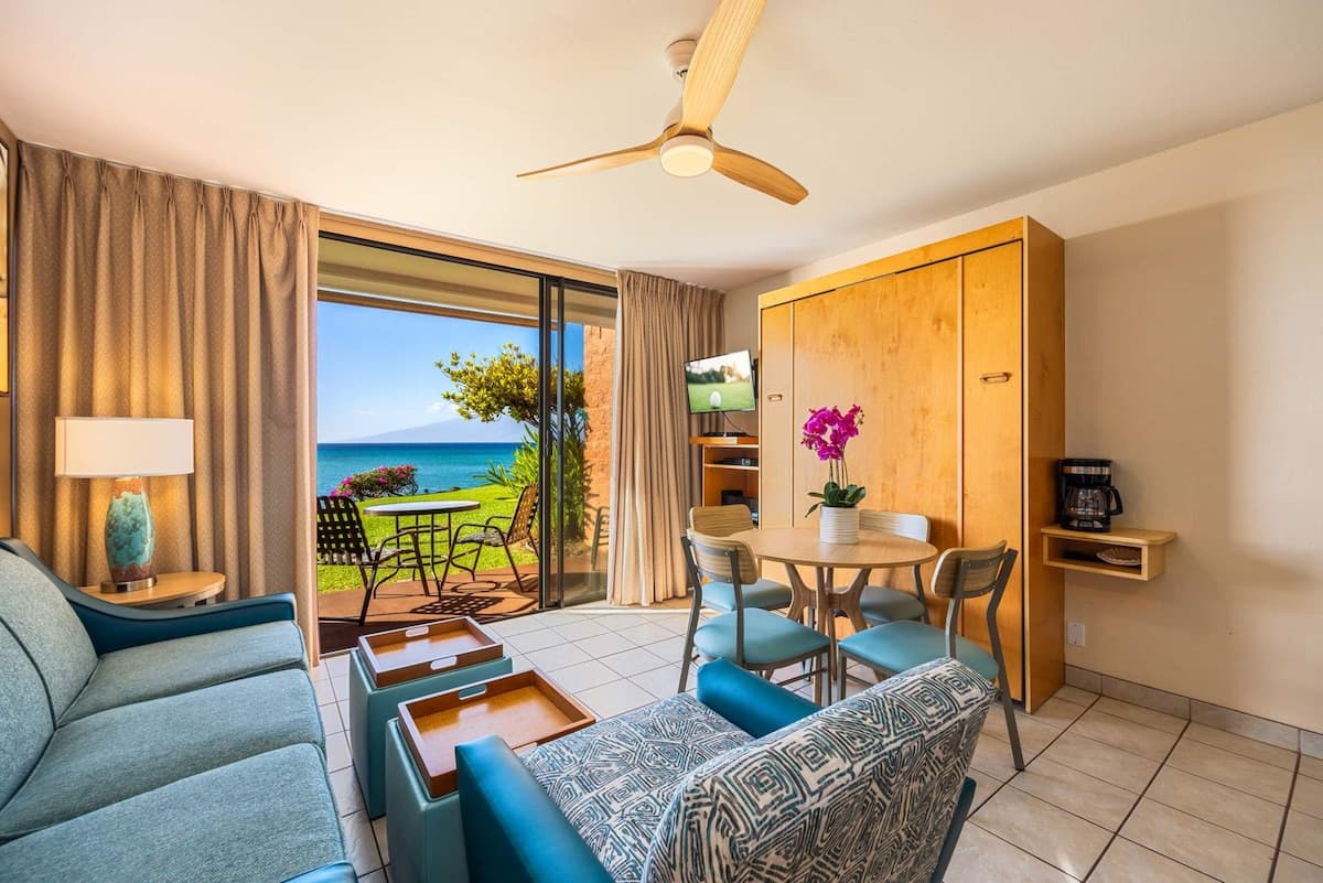 Condo in Lahaina · ★5.0 · 1 bedroom · 2 beds · 1 shared bath - Photo 1