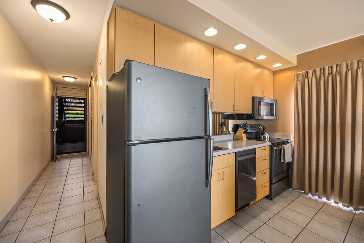 Condo in Lahaina · ★5.0 · 1 bedroom · 2 beds · 1 shared bath - Photo 5