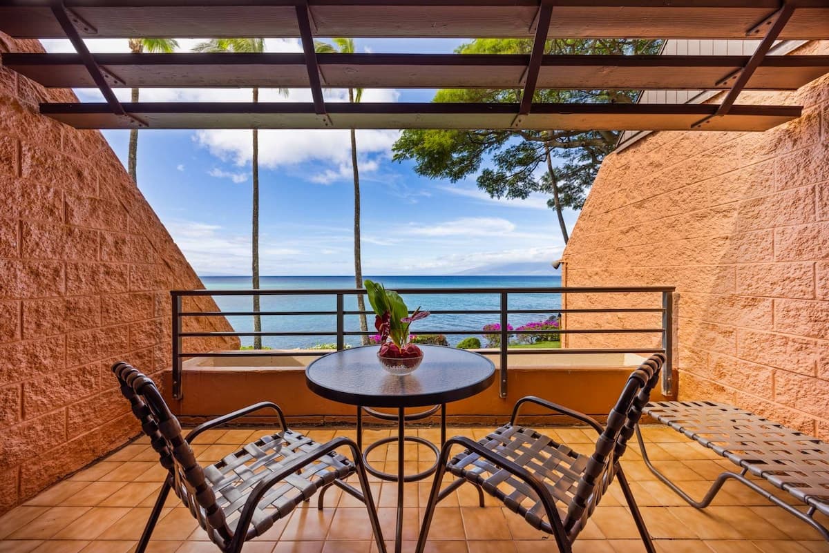 Condo in Lahaina · ★5.0 · 1 bedroom · 2 beds · 1 shared bath - Photo 2
