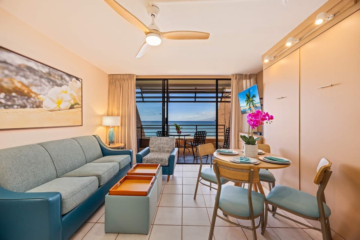 Condo in Lahaina · ★5.0 · 1 bedroom · 2 beds · 1 shared bath - Photo 3
