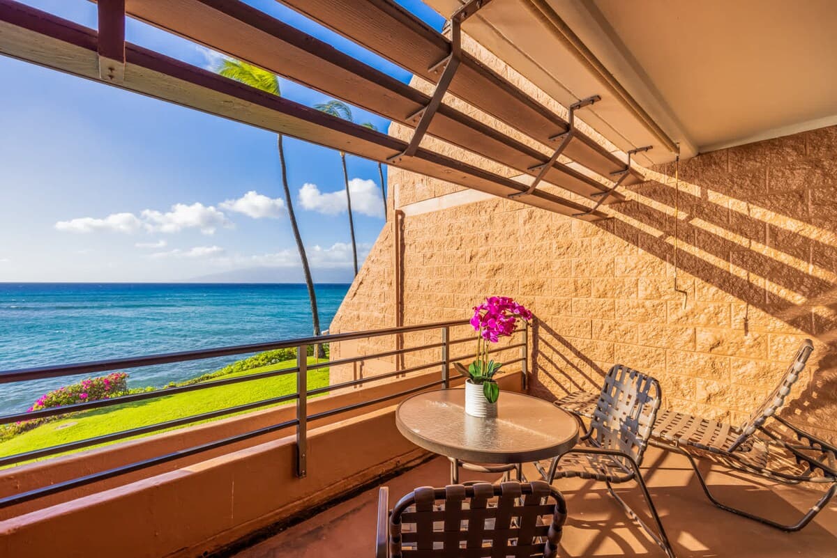 Condo in Lahaina · ★5.0 · 1 bedroom · 2 beds · 1 shared bath - Photo 4