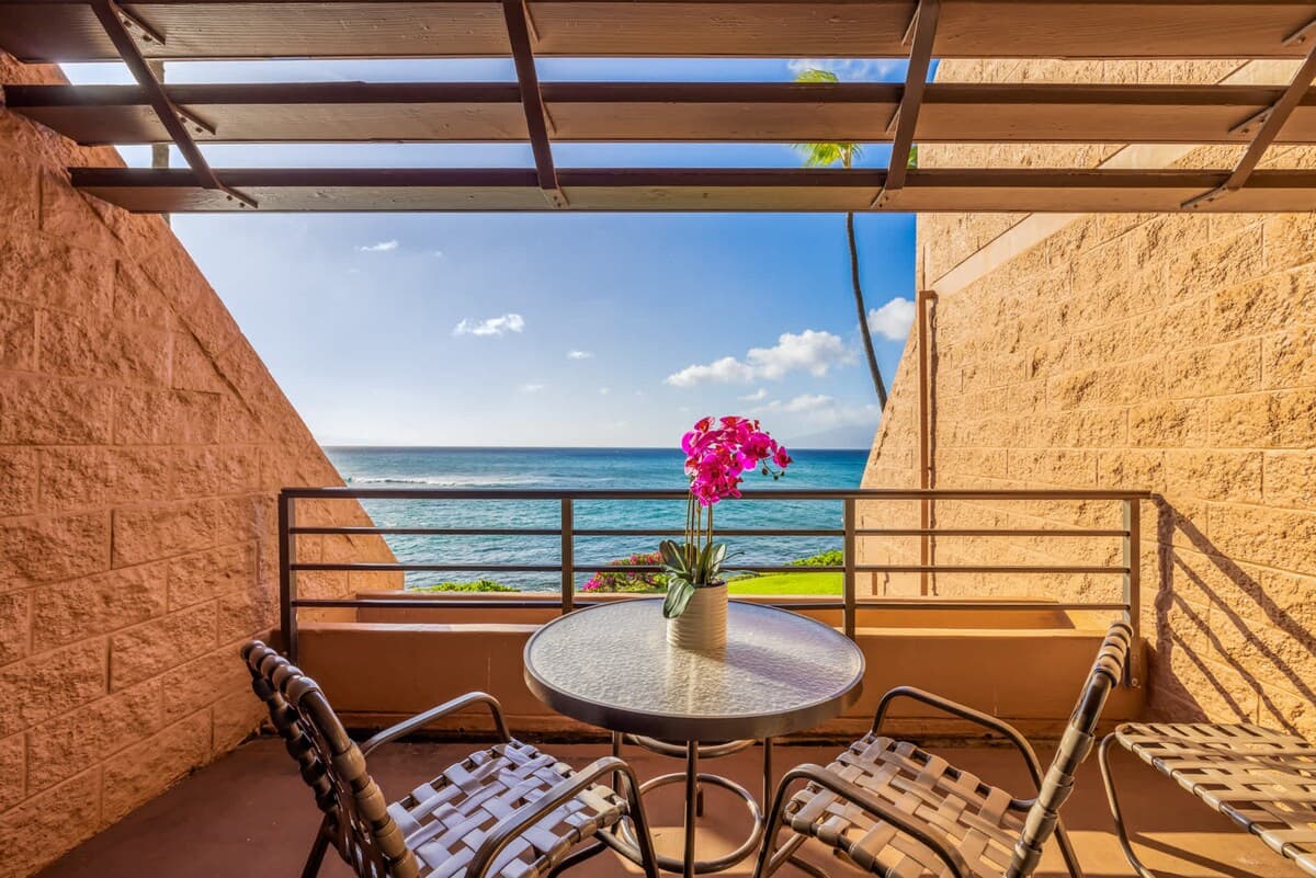 Condo in Lahaina · ★5.0 · 1 bedroom · 2 beds · 1 shared bath - Photo 2