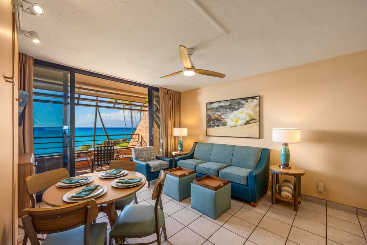 Condo in Lahaina · ★5.0 · 1 bedroom · 2 beds · 1 shared bath - Photo 1